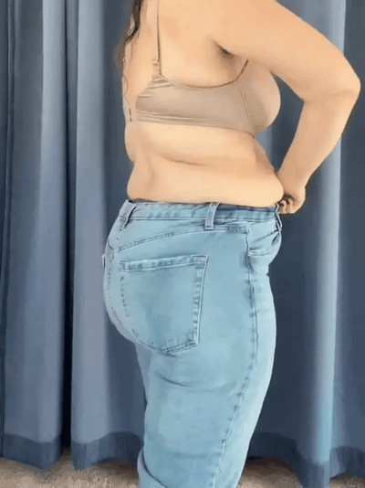 CelluCore™ ventre plat et taille fine, femme souriante portant un vêtement ajusté, mettant en valeur la silhouette.