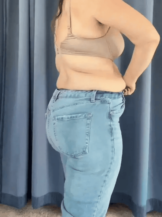 CelluCore™ ventre plat et taille fine, femme souriante portant un vêtement ajusté, mettant en valeur la silhouette.